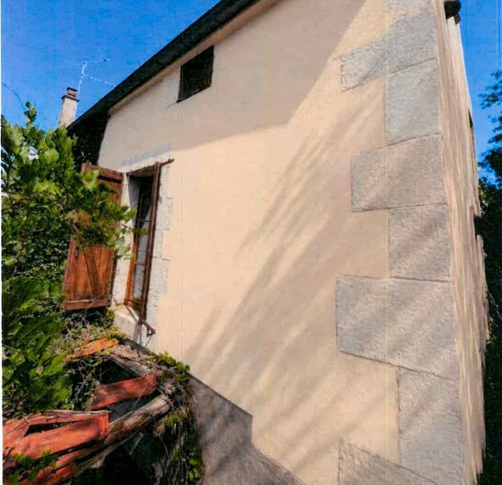 Ravalement complet d’une longère et de sa grange — Le pignon, débarrassé de sa végétation avant reprise, après travaux