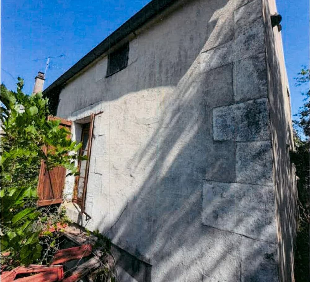 Ravalement complet d’une longère et de sa grange — Le pignon, débarrassé de sa végétation avant reprise, avant travaux