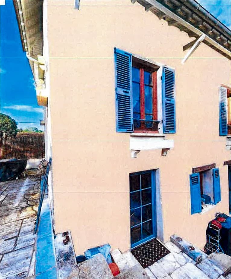 Ravalement d’une maison de village en pierre — La façade sur cour et ses volets bleus, conservés, après travaux