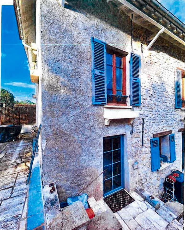 Ravalement d’une maison de village en pierre — La façade sur cour et ses volets bleus, conservés, avant travaux