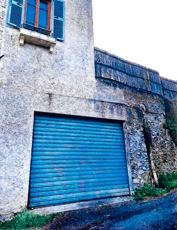 Ravalement d’une maison de village en pierre — Le garage, repris dans la même teinte que la maison, avant travaux